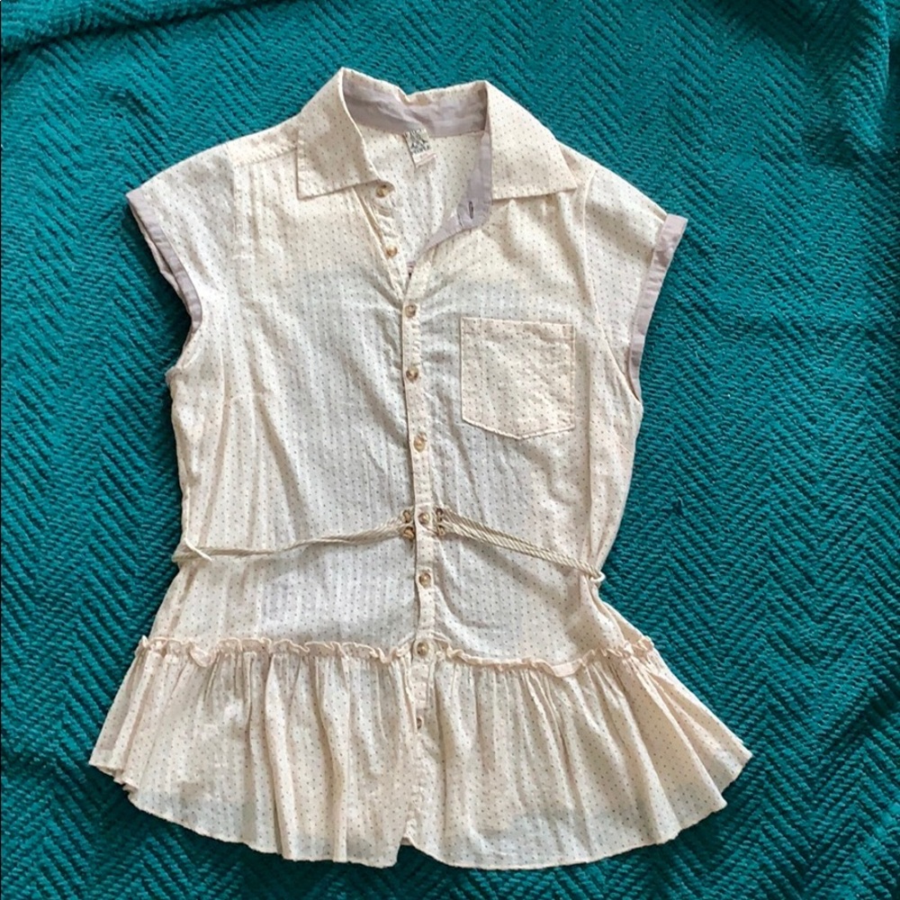 Collared tie-waist shirt with crochet back.